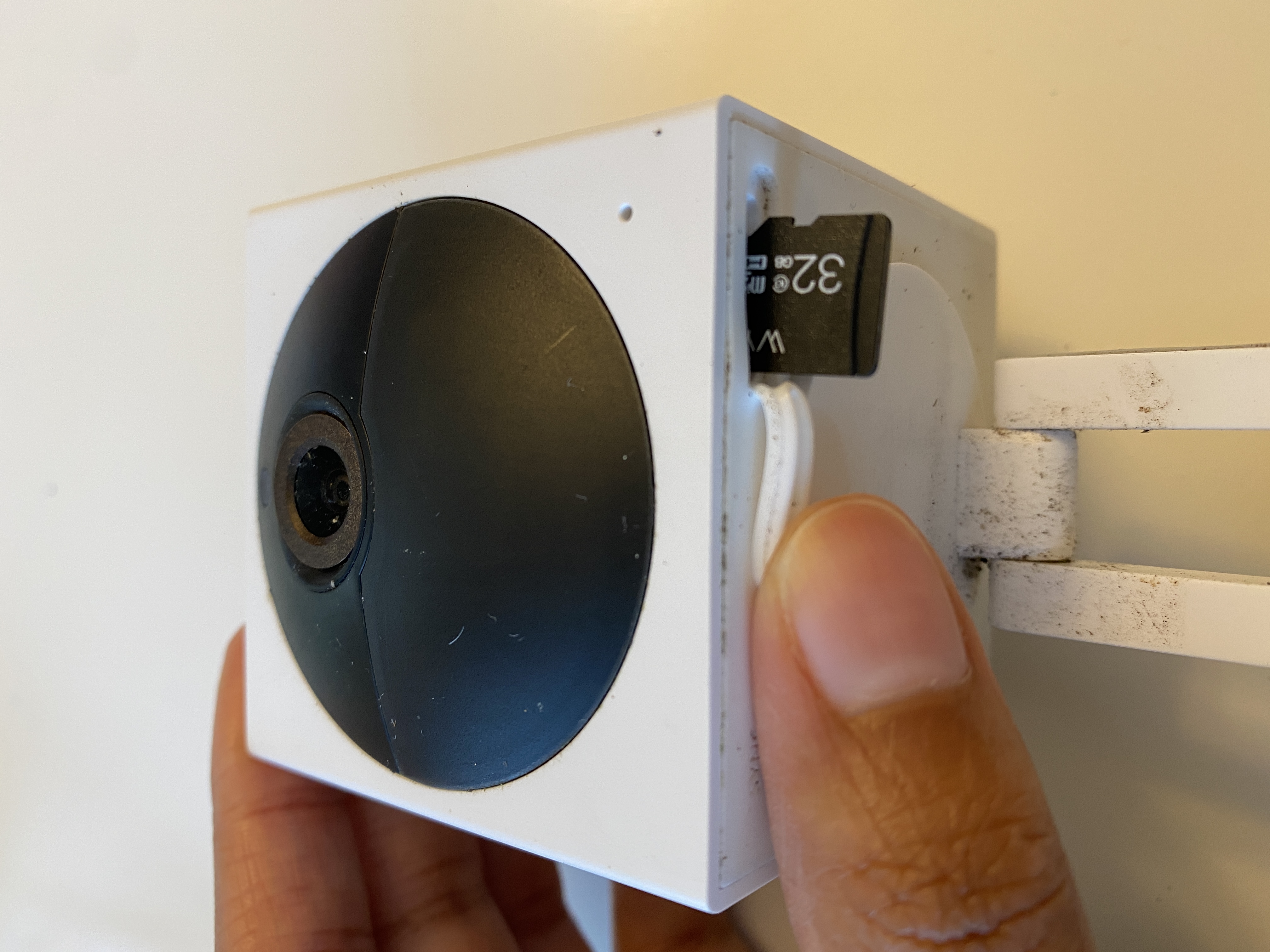 Evaluable America Red date How do I install a microSD card in my Wyze Cam Outdoor? – Wyze